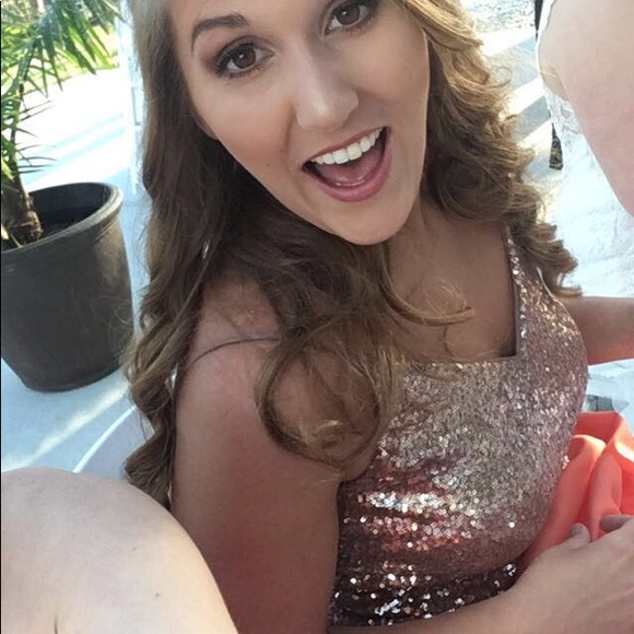 Meet your Posher, Nicole - Picture 3 of 5